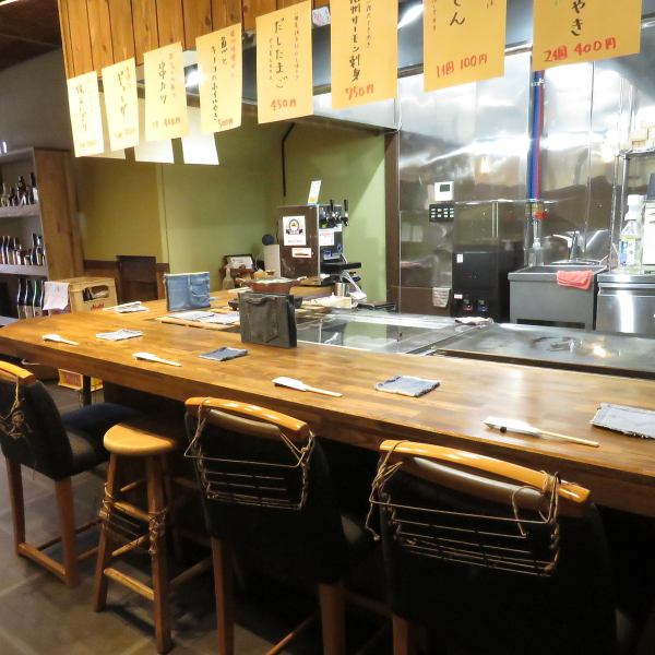 店内に一歩足を踏み入れると、木の香りと温もりが優しく迎えてくれます。天井や壁、テーブルまで木材の質感を活かした内装は、日常の喧騒を忘れられ、ゆったりと落ち着いた空間を演出し、座敷席には囲炉裏をご用意♪木の温もりに包まれながら、大切な人と心安らぐひとときをお過ごしください。