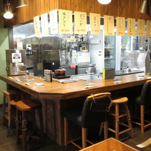 「今日は一人で静かに飲みたい」そんな夜にぴったりの、温かみのある空間で皆様をお待ちしております。店内はお席の感覚を広めにとっており、お一人様でも隣を気にせず、ゆったりと自分のペースでお酒とおやきを楽しめます。スタッフとの適度な距離感も心地よく、穏やかなひとときをお過ごしください。