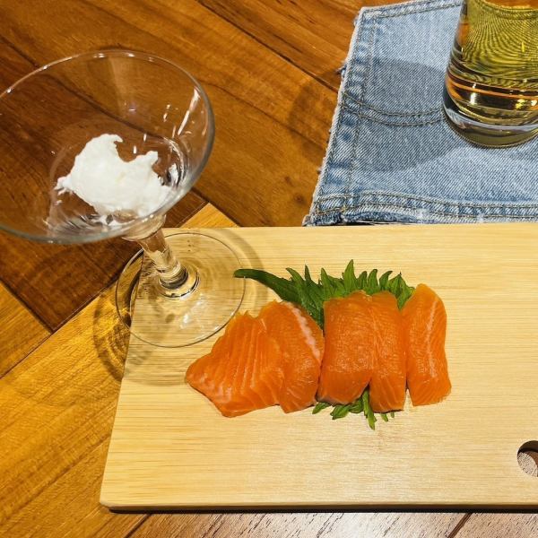 【長野から直送の贅沢な味】旨味が凝縮!とろける食感のサーモン刺身◆750円(税込)