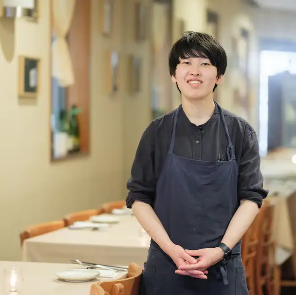 アットホームな雰囲気もある店内は時間を気にすることなく気軽にフレンチをお楽しみ頂けます。窓際にはシェフのご友人が描いたかわいい絵も飾っておりますので、ご来店の際にチェックしてみてください◎