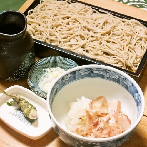 Soba noodles in a steamer with grated radish