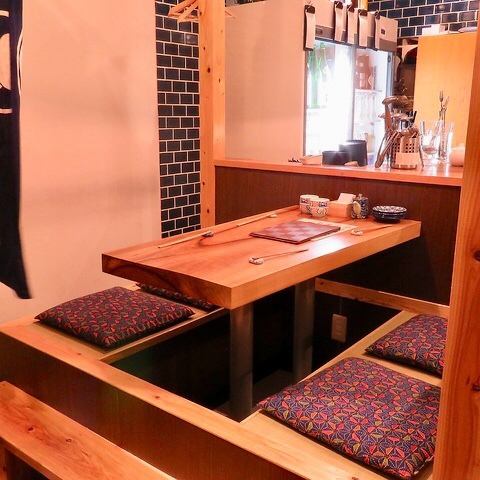 [For drinking parties between friends] The table seats next to the counter are ideal for dining and dates with friends.While looking at the open kitchen, sometimes enjoying conversation with the staff, please enjoy the dishes that can only be tasted by yourself ♪