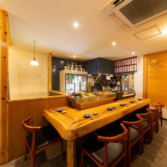 [Feel free to be alone] The counter overlooking the open kitchen is a seat where you can enjoy a conversation with a cook.Please enjoy seasonal dishes with sake.