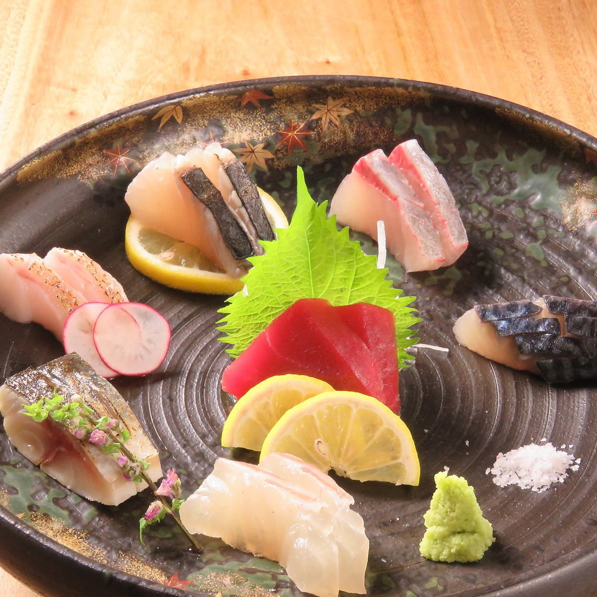 Exquisite seafood Japanese food such as sashimi sent directly from the market/red shrimp lemon shabu-shabu