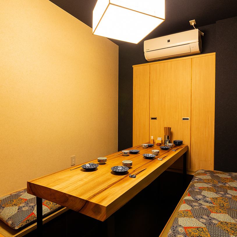 There are seats where smoking is allowed.The private room can accommodate up to 9 people.