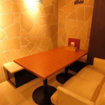 We have a total of 3 tables that can seat 2 people, and 1 table that can seat 3 to 4 people.There are also seats that can be connected to each other, so it is a restaurant that can be used by various numbers of people.