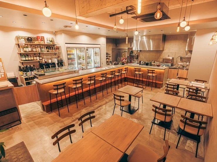 明るく心地よい雰囲気の内装にこだわり、デート・女子会・宴会など様々なシーンでご利用いただけるお店です。人数が多い場合は、貸し切りももちろんOK。23席ですがビッフェスタイルに変更＆補助椅子を使っての実施等、24名様以上でも対応可能です！