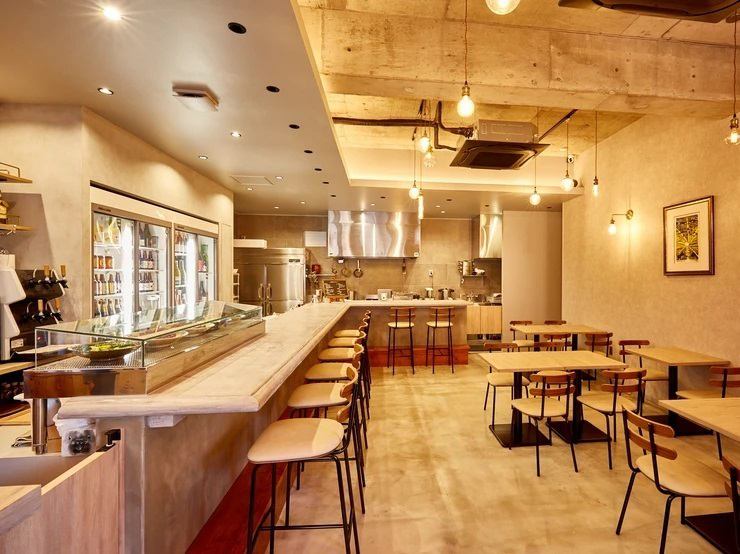 カフェのような明るく落ち着いた雰囲気の当店。ランチでもお仕事帰りにお酒を飲むのにもぴったりな環境です。