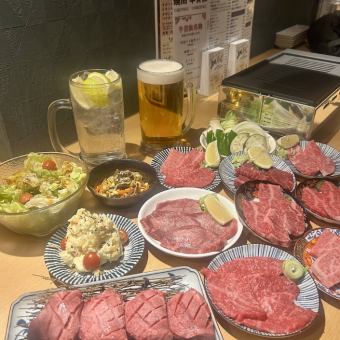 最適合新年和忘年會！ 4,200日圓套餐，包含特選排骨和里肌肉拼盤等12道菜品和無限暢飲