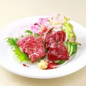 馬刺し2種盛り 2人前～3人前　990円