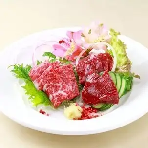 馬刺し2種盛り 2人前～3人前　990円