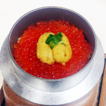 Salmon roe and sea urchin kamameshi