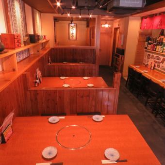 仕切りがあるボックス席。焼き台も各テーブルに完備しております◎広々した空間で女子会♪友達飲み♪