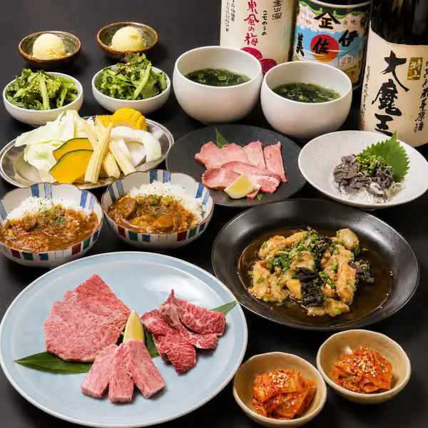 テーブル席だけでなく個室もご用意!!【もつ鍋×ホルモン焼肉=芳々亭】プリップリの和牛もつ鍋と1和牛生ホルモン焼肉6,500円~★落ち着いた雰囲気の中で絶品の博多名物をご堪能ください。各種ご宴会に◎