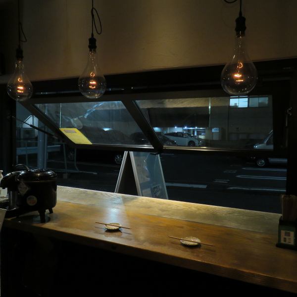 木製のぬくもりのあるテーブル席でごゆっくりお過ごしください。デートや仕事帰りのサク飲み、女子会など様々なシーンでご利用ください。