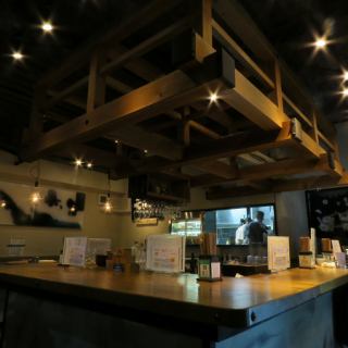 立ちテーブル完備◎どこか懐かしく、落ち着いた雰囲気でお過ごし頂ける空間をご用意しております。