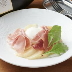 흰 복숭아와 블러터 치즈와 원시 햄