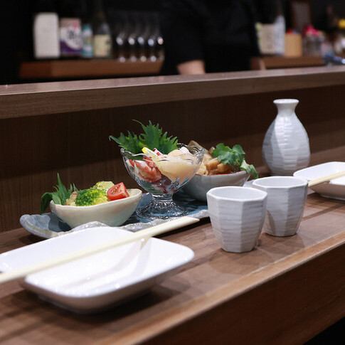 ほぼ全品600円とお値打ちな価格でお楽しみいただけます。立飲みデビューもおひとり様もお気軽に足をお運びください！