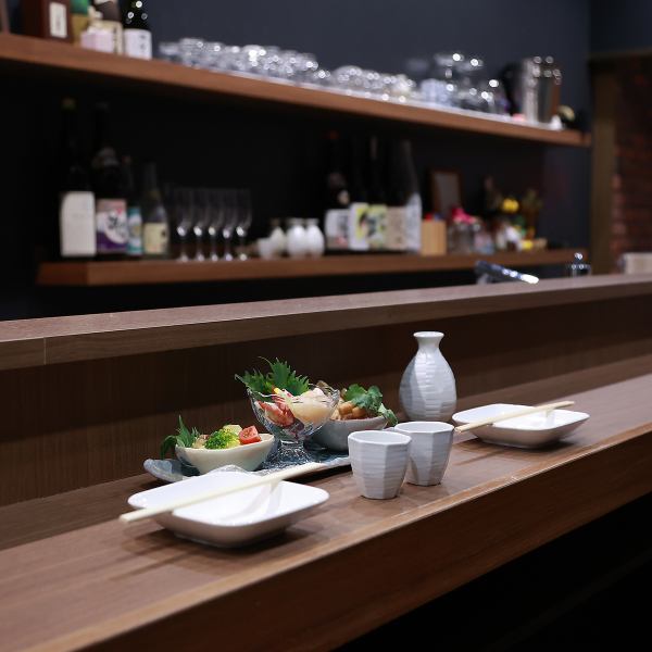 お一人様でもお気軽にお立ち寄り頂ける立飲みカウンター席です。お仕事帰りのサク飯やお食事にもおすすめです。また、お酒を飲まれる方も、お仲間との語らいの場としてもご利用いただけます。ご予約・ご相談などお気軽にお問い合わせください。