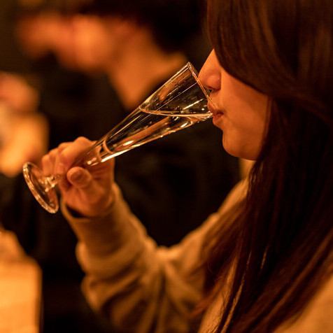 Stylish glass makes it easy for women to drink without worrying about the public eye ♪