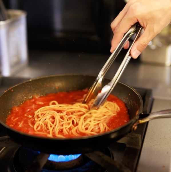 【オープンキッチンで織りなす料理の数々が、目の前で楽しめるワイン酒場】当店は、こじゃれた雰囲気の中で、シェフの技を間近で感じながら、心温まるお料理をお楽しみいただけます♪スタッフとも気軽に交流できるため、特別な時間を過ごせること間違いなし☆15名様～最大23名様までの貸切利用も可能です◎