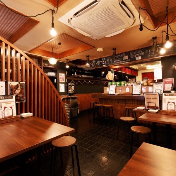 【デートにもぴったり★サプライズ演出で特別なひとときを！】当店では、記念日や誕生日に最適なデザートプレートを無料でプレゼント！2名様用のお席もあり女子会やカップルでの利用も大歓迎です♪駅からわずか30秒の好立地にあり、アクセスもスムーズ◎心温まるお料理と共に特別な思い出を作りませんか？
