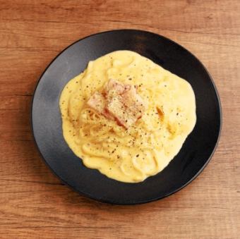 두꺼운 베이컨 카르보나라