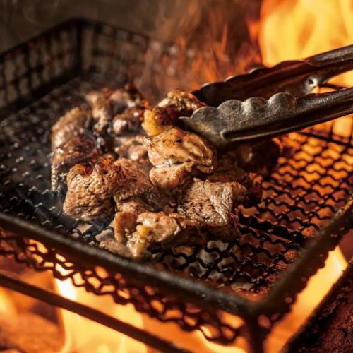 自慢の料理が目白押し！豪快な炭火焼き料理もイチオシ◎