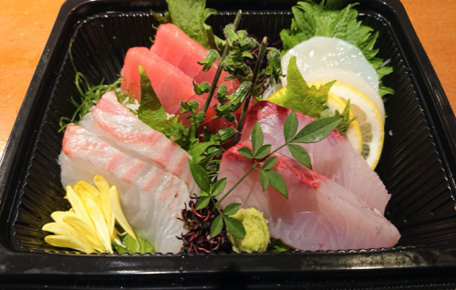 Assorted sashimi of seasonal fresh fish and local fish (plum)