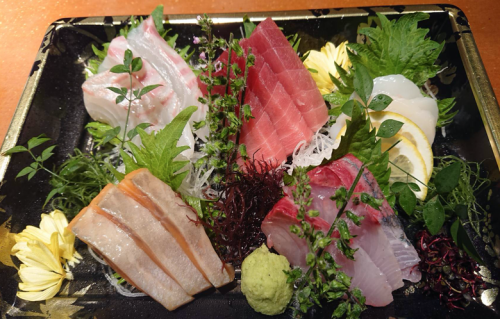 Assorted sashimi of seasonal fresh fish and local fish (bamboo)