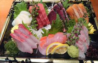 Assorted sashimi of seasonal fresh fish and local fish (pine)