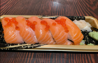 5 pieces of salmon and salmon roe