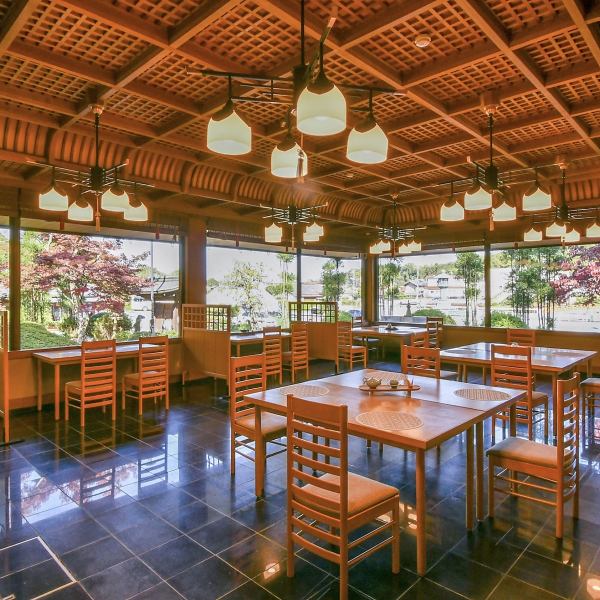 ≪A high-quality time with a high-class ceiling≫ The space between the tables is spacious, so you can enter the store with a stroller.You can also use the tatami room, so you can easily visit.The space created by the prestigious ceiling is a very elegant space.