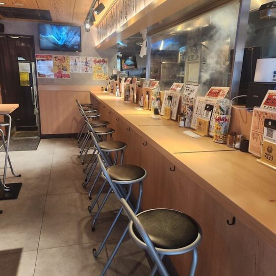 一階のカウンター席は一人飲みやサクッと立ち寄りたい時に最適。昼飲みにも対応しており、休日の一杯や仕事帰りにふらっと立ち寄れる使いやすい席です。目の前で調理を感じながら、気軽に楽しめるのが魅力です。