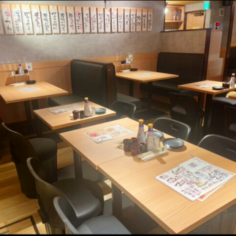 テーブル席は席をつなげることで最大12名まで対応可能。会社宴会やグループ利用にも使いやすく、会話が弾む配置で賑やかな時間を過ごせます。