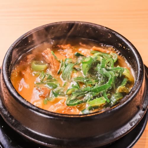 旨み染み出す昔ながらのとろとろもつ煮込み