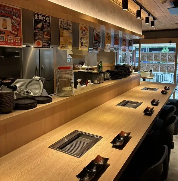 1階のカウンター席。おひとり様やお二人様で気軽に焼肉が楽しめるお席。