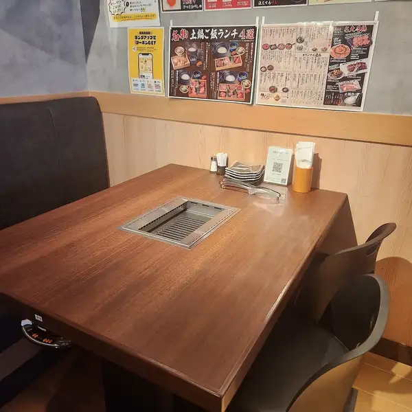 ゆったり座れるテーブル席は、4名様までの少人数利用におすすめ。落ち着いた雰囲気で、女子会や気心知れた仲間との飲み会にぴったりです。
