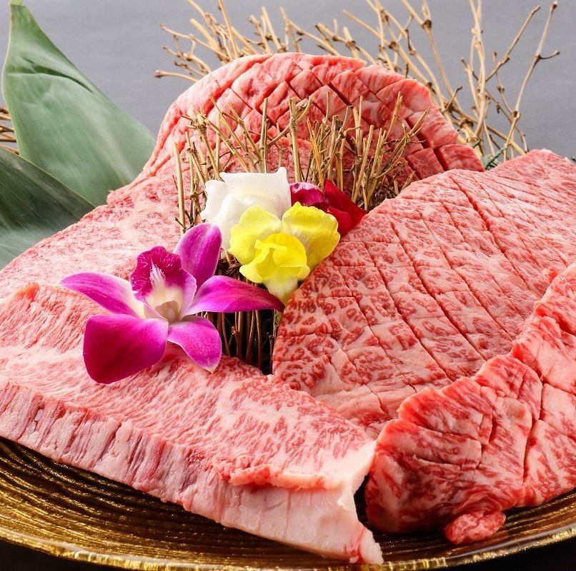 Relax on the sofas and enjoy all-you-can-eat authentic charcoal grilled yakiniku! 90 minutes, 35 dishes, from 1,980 yen ◎