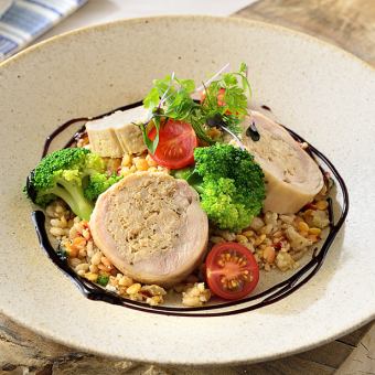 チキンガランティーヌとタブレのサラダ