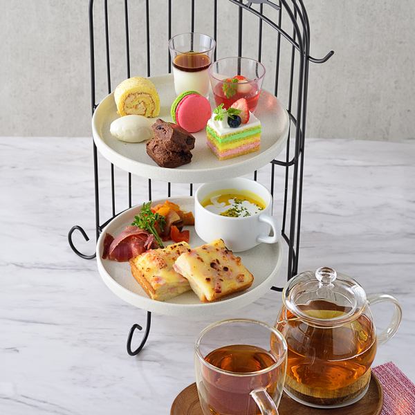 【アフタヌーンティーセット】アフタヌーンティーセットアフタヌーンティーセット【上段】・トリコロールショートケーキ・本日のパンナコッタ・マカロン・フルーツゼリー・ロールケーキ・スコーン・バニラ【下段】・原木切りたて香り生ハム・本日のクリームスープ・ラタトゥイユ・クロックムッシュ