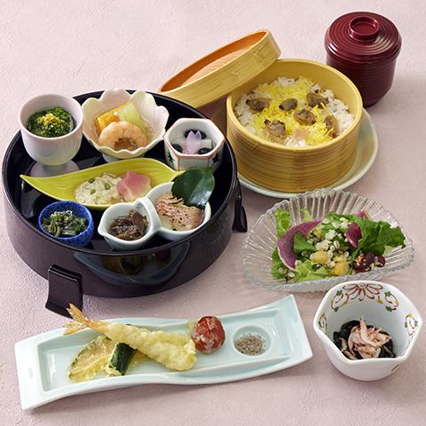 Enjoy seasonal ingredients in this Yawaragi bento lunch box♪