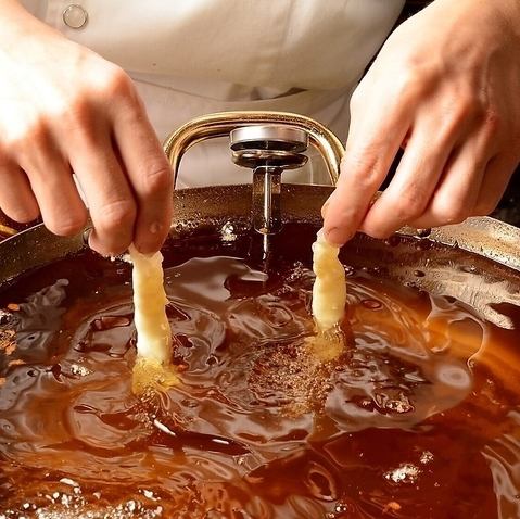 낮과 밤 모두 갓 튀긴 술과 술을 마시는 시간