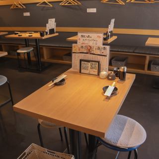 店内には2名様掛けテーブルを4卓ご用意。落ち着いた雰囲気の中、揚げたての天ぷらとワインをゆったりとお楽しみいただけます。デートや友人同士、少人数でのお食事に最適なお席です。