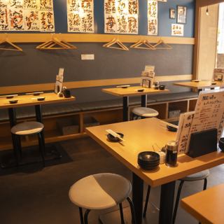 店内には4名様掛けテーブルを全4卓完備。同僚との食事や女子会、小規模なお集まりにも使いやすいお席です。会話を楽しみながら、天ぷらとワインを心ゆくまでどうぞ。