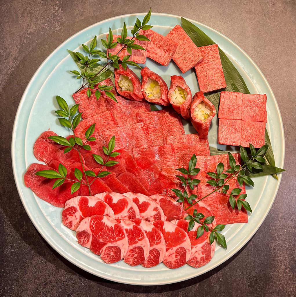 【きずなの”塩”焼肉】肉本来の旨みを引き立たせる”塩”の味付けは、わさびとの相性抜群です。いいお肉はぜひ塩味で。タレを付けない『きずなの”塩”焼肉』をお召し上がりください。