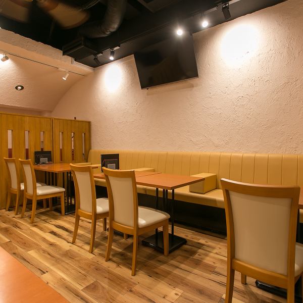 [Shops that can be enjoyed by a wide range of people, from small groups to groups] The tables and floors feel the warmth of wood, and the interior is full of cleanliness based on white walls. It is a specification that makes it easy to relax.There are large comfortable chairs at the back of the shop where you can relax.
