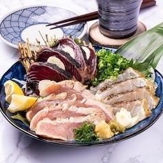 Please enjoy Kochi's famous dish "Straw-grilled Bonito", which is made by grilling the bonito with straw while it is still fresh, and delicious alcoholic drinks.