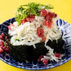 银鱼和脆皮腌梅卷