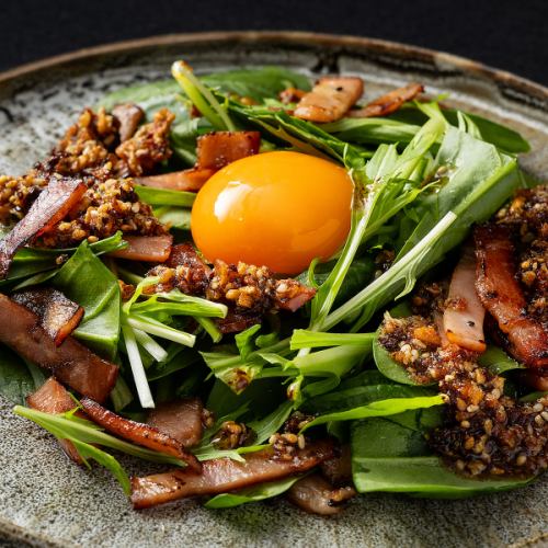 Garlic salad with bacon and spinach